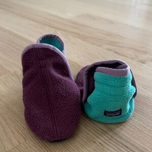 Patagonia | kids slippers in Plum and Aqua